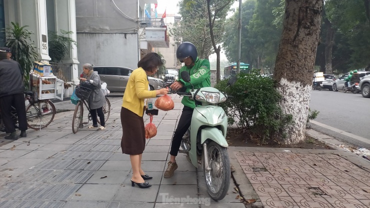 Các sàn thương mại điện tử, các chuỗi bán lẻ và các nhà bán hàng cá nhân cũng có sự đầu tư nhất định vào các hoạt động kích cầu và tận dụng những giải pháp giao hàng đa dạng, tiện lợi trên thị trường để nắm bắt cơ hội này.