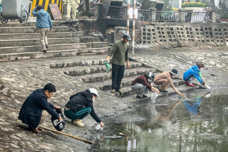 Theo tục lệ cổ truyền của người Việt Nam, hằng năm cứ đến ngày 23 tháng Chạp, Táo Quân lại cưỡi cá chép bay về trời để trình báo mọi việc xảy ra trong gia đình với Ngọc Hoàng. Vì vậy, sau khi cúng lễ, người dân Thủ đô có thói quen mang cá chép ra sông, hồ thả phóng sinh.