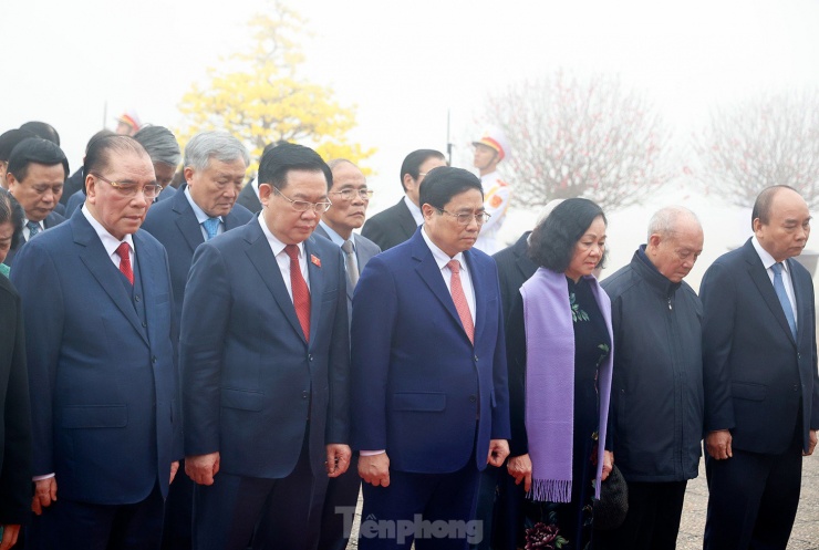 Đoàn đại biểu bày tỏ lòng biết ơn vô hạn, lòng thành kính, tưởng nhớ công lao to lớn của Chủ tịch Hồ Chí Minh - Người sáng lập, lãnh đạo, rèn luyện Đảng Cộng sản Việt Nam, đội tiên phong của giai cấp công nhân, nhân dân lao động và của dân tộc Việt Nam.