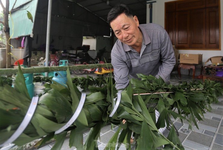 Năm nay, gia đình ông Trần Hữu Sáng (65 tuổi, trú xã Thạch Châu, huyện Lộc Hà) nhận làm hơn 50 cây nêu cho khách.