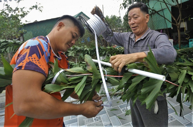 Bóng đèn nháy quấn quanh thân cây. Trên ngọn nêu có buộc nhiều thứ như túi nhỏ đựng trầu cau và ống sáo, cùng những miếng kim loại. Người ta tin rằng những vật treo ở cây nêu, cộng thêm những tiếng động của những khánh đất, là để báo hiệu cho ma quỷ biết rằng nơi đây là nhà có chủ, không được đến quấy nhiễu...