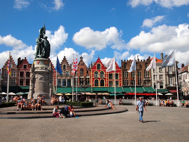 Bruges thường được gọi là &#34;Venice của phương Bắc&#34; vì các kênh đào hay &#34;Thủ đô ren&#34; vì truyền thống sản xuất ren lâu đời và nổi tiếng của nơi này.
