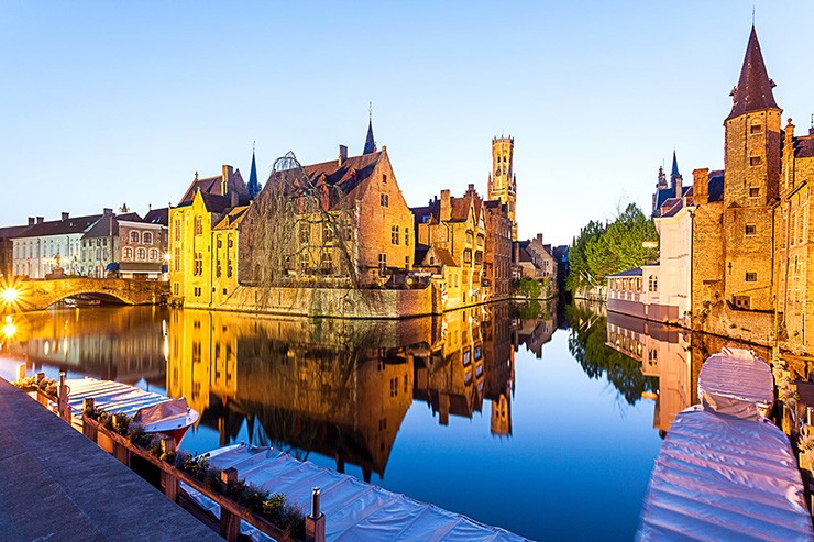 Bruges cũng nổi tiếng với nhiều món ăn ngon đa dạng, từ bánh quế nổi tiếng đến socola thủ công và các loại bia địa phương nổi tiếng.
