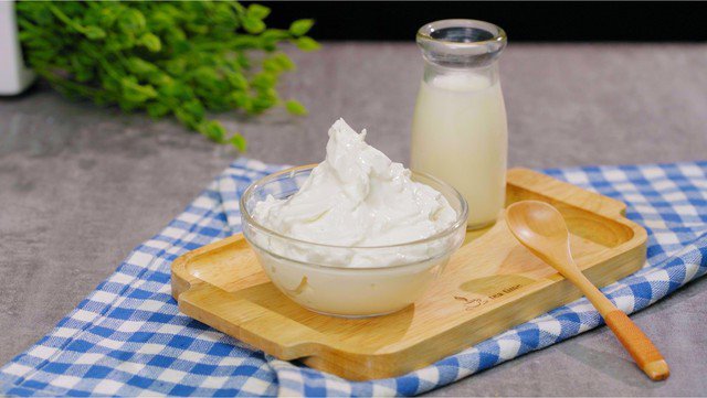 Sữa chua Hy Lạp tăng cường cảm giác no để cảm thấy không thèm ăn giúp giảm cân.
