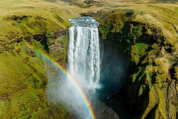 Nằm trên bờ biển phía nam của hòn đảo, Skógafoss là một trong những thác nước lớn nhất và mang tính biểu tượng của đất nước.


