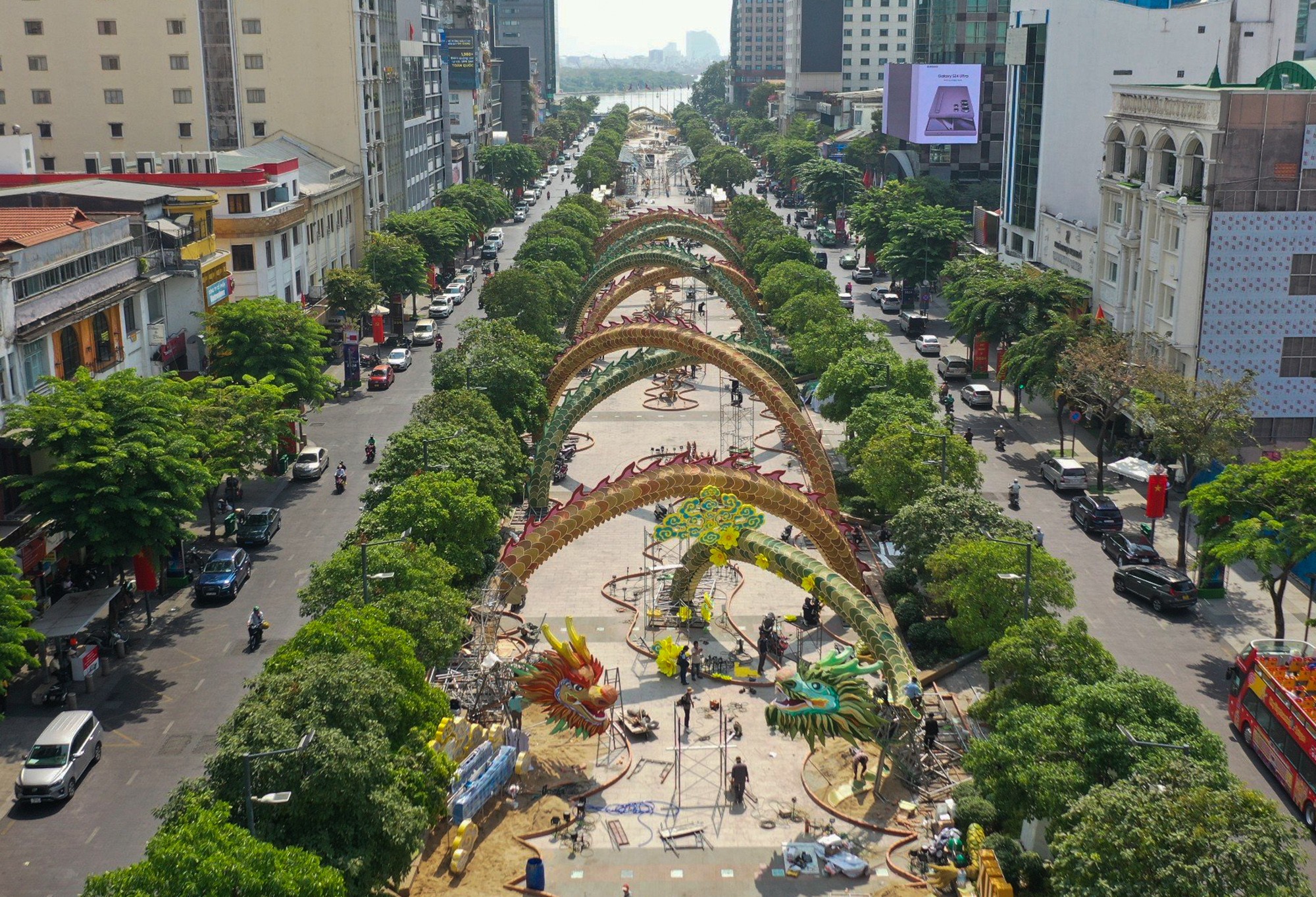 Sau 2 tuần thi công, đôi linh vật rồng với tên gọi “Lưỡng Long triều liên” trên đường hoa Nguyễn Huệ Tết Giáp Thìn 2024 đã gần như hoàn thiện. Với độ dài hơn 100m, mỗi linh vật có 5 đoạn thân uốn lượn, đan chéo vào nhau dọc hai bên đường hoa.