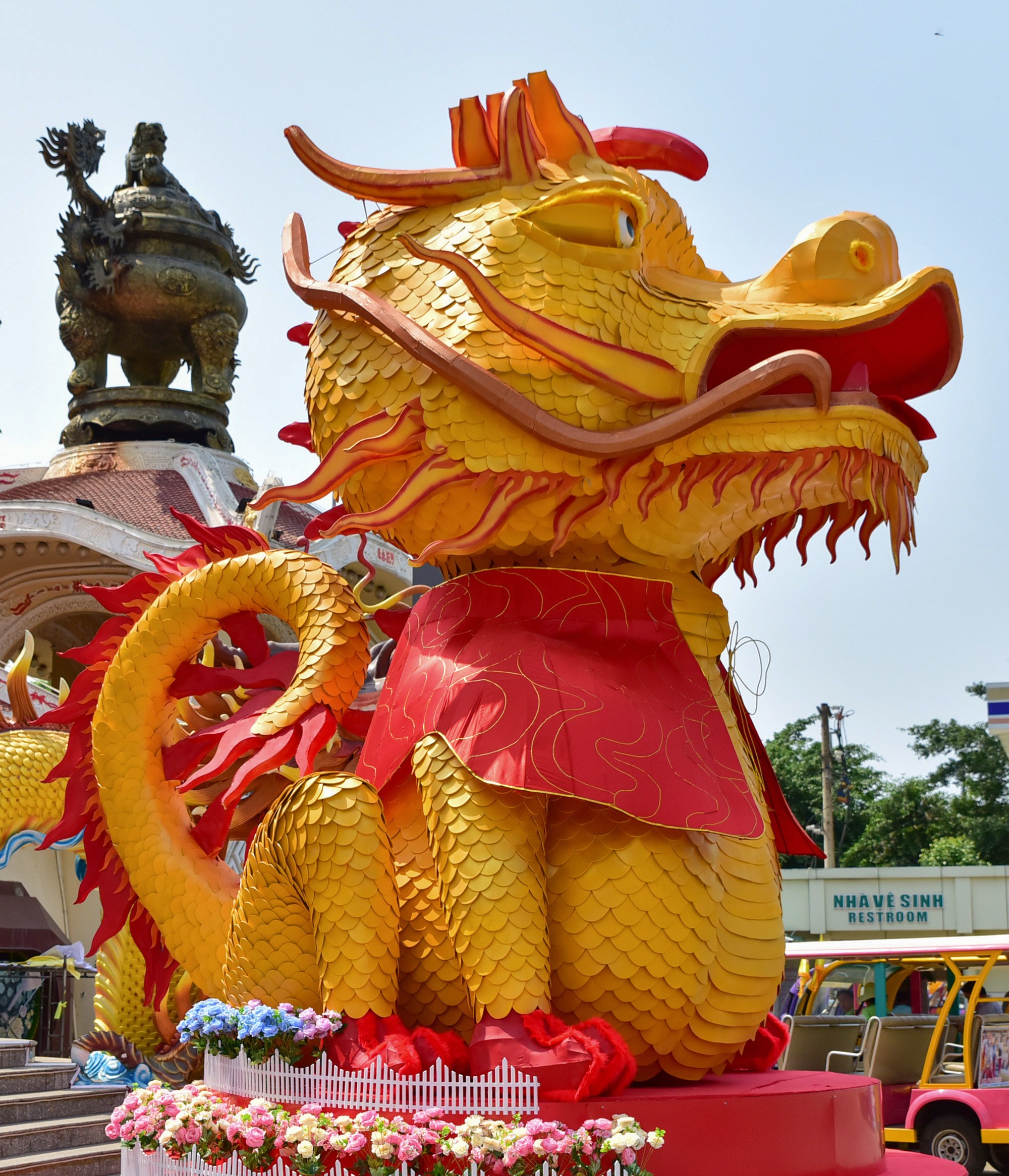 Bên cạnh đó, đơn vị này cũng muốn tạo nên một linh vật rồng của năm mới mang yếu tố sáng tạo, mới mẻ và độc lạ, mang đến nguồn năng lượng tích cực cho tất cả mọi người trong năm mới. “Dáng vẻ con rồng này khá ngộ nghĩnh, mới lạ so với những tượng rồng truyền thống tại đây. Tôi thấy cặp rồng thú vị, chắc sẽ tạo nhiều niềm vui cho mọi người trong dịp năm mới này”, chị Nguyễn Minh Ngân (khách tham quan) chia sẻ.