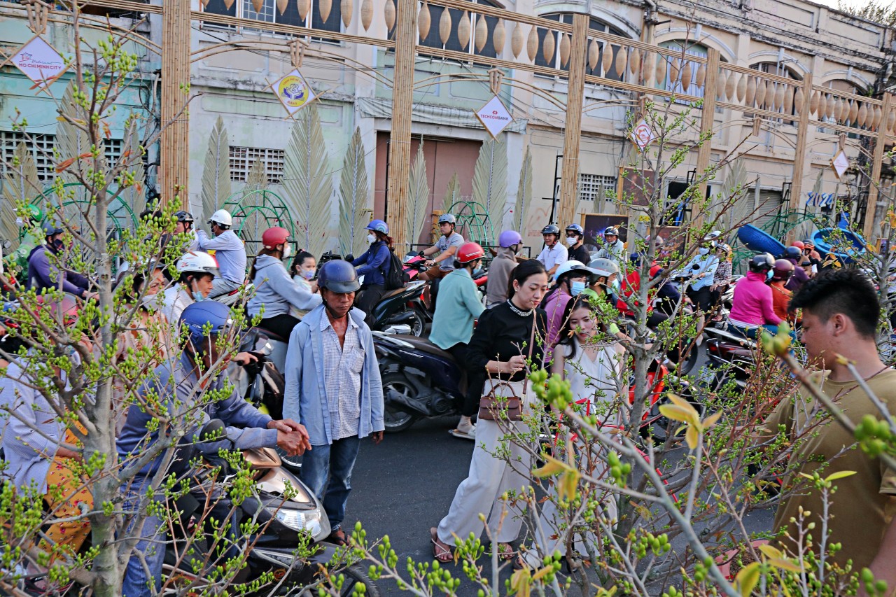 Hiện tại hoa mai tại đây đều đã căng nụ, nhà vườn cho biết&nbsp;hoa sẽ nở đúng Tết. Tại chợ hoa, hoa mai và tắc là 2 loại chiếm số lượng lớn nhất. Do năm nay hoa mai được chăm sóc, tạo kiểu dáng đẹp nên được nhiều khách lựa chọn.