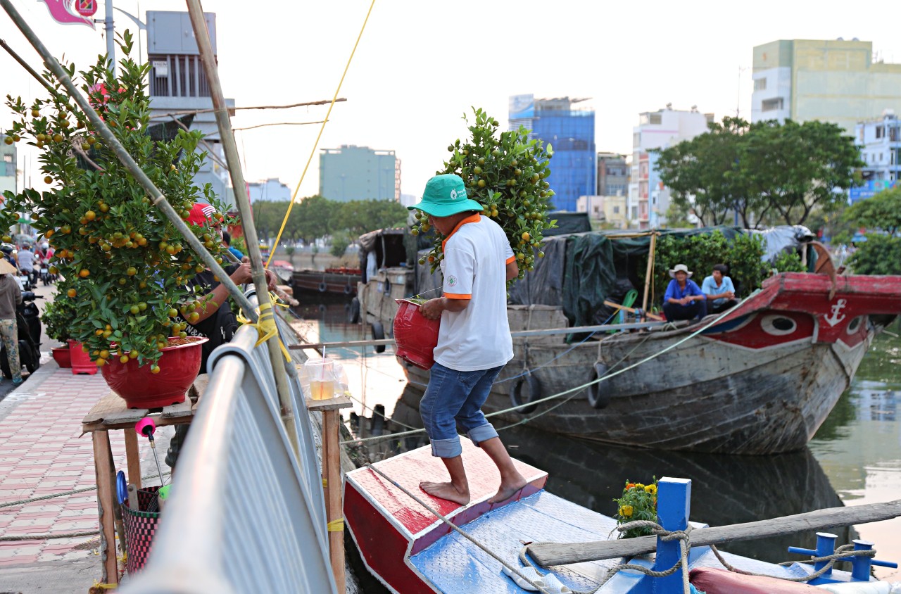 Thuyền cập bến tấp nập, nhà vườn hối hả đưa tắc lên bờ&nbsp;để bán cho khách.