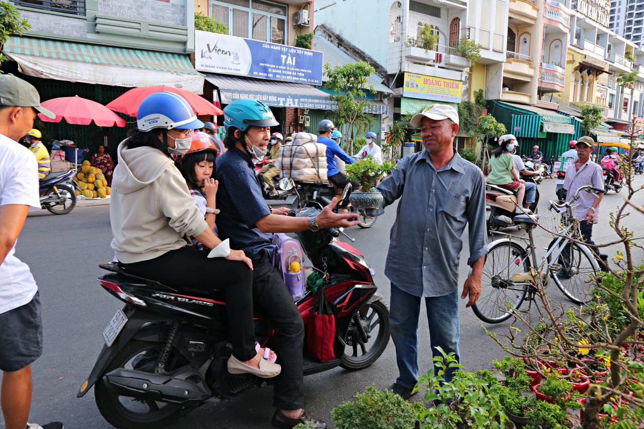 Ông Nguyễn Tấn Toàn (52 tuổi, nhà vườn đang bán hoa tại bến Bình Đông) chia sẻ: “Tôi mới đưa thuyền hoa mai và mấy cây kiểng lên đây bán được vài ngày nay, thấy&nbsp;sức mua cũng tạm ổn. Vận chuyển từ Bến Tre lên đây chi phí khoảng 80 triệu đồng. Từ hôm lên đây tôi bán được mấy cây hoa kiểng, còn hoa&nbsp;mai thì bán được cây nhỏ. Hi vọng năm nay sẽ bán hết hoa sớm để về ăn Tết cùng gia đình”.