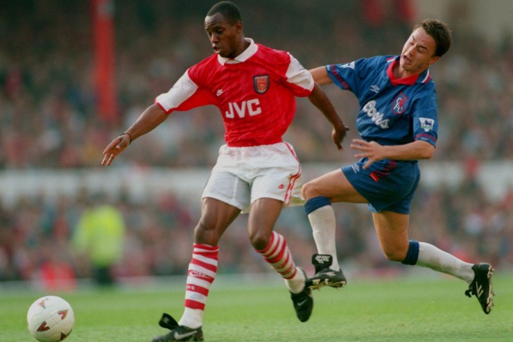 Ian Wright bất lực nhìn Arsenal đua trụ hạng ở mùa 1994/95