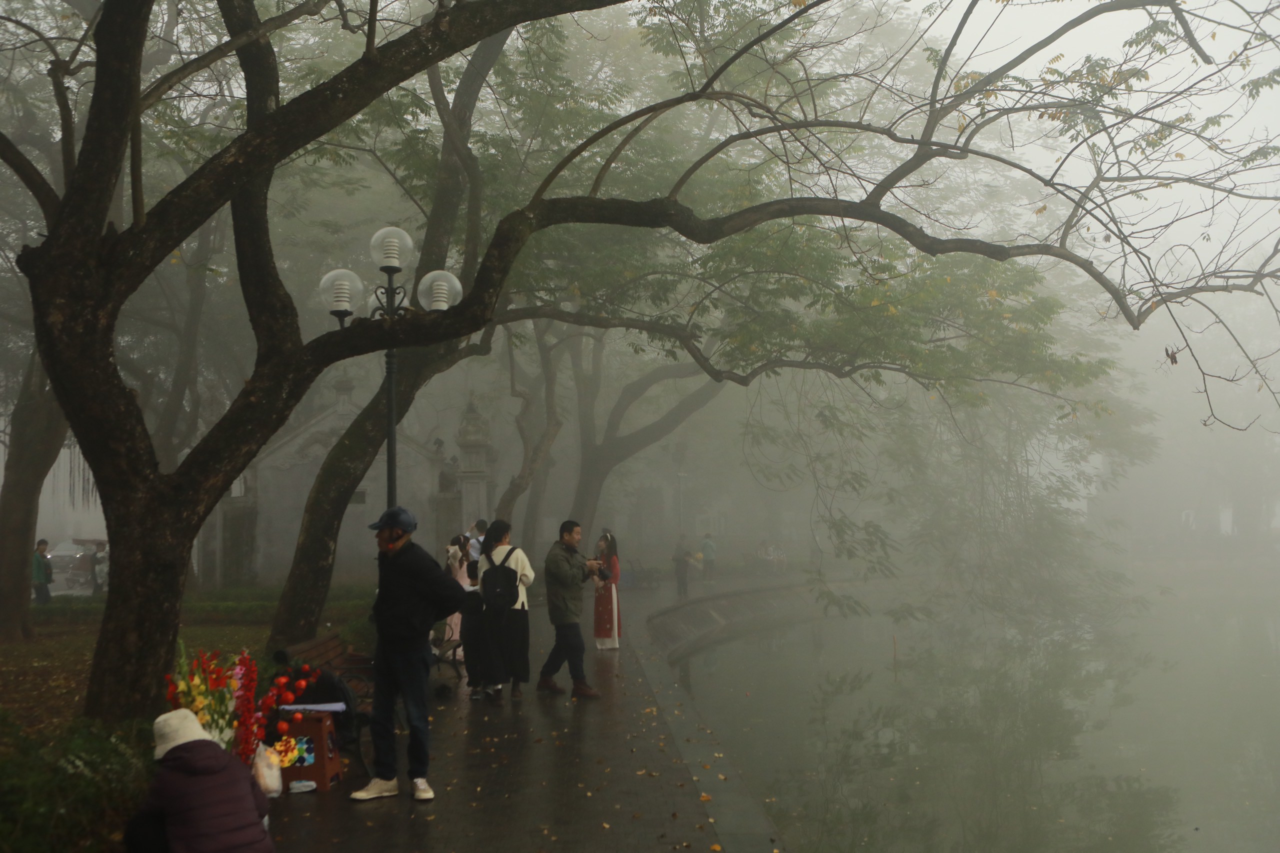 Người Hà Nội thích thú "săn"... sương mù ở Hồ Gươm - 3