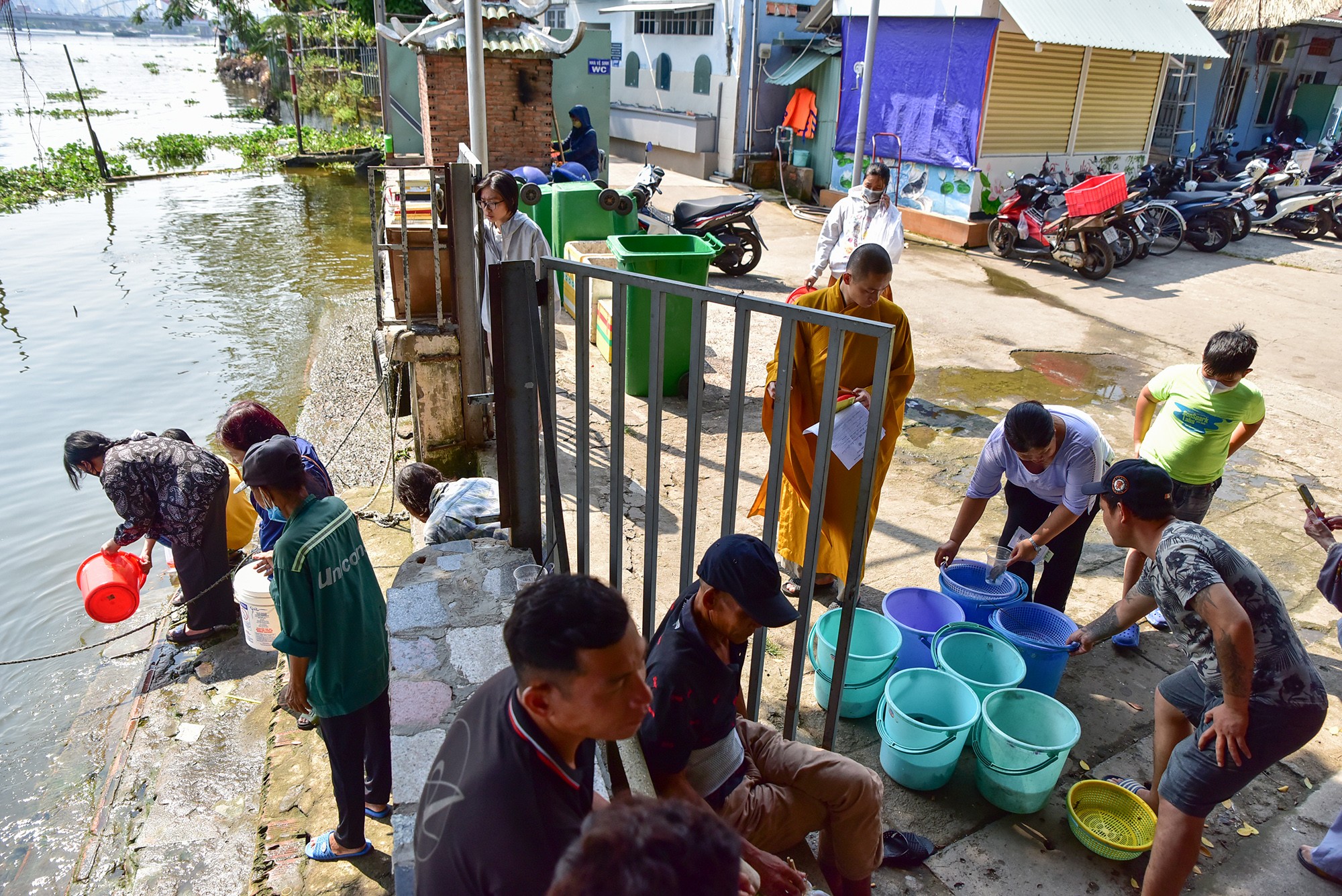 Sáng 2/2 (23 tháng Chạp), nhiều người dân TP.HCM tìm đến những bến bên bờ sông Sài Gòn phóng sinh các&nbsp;loài động vật để&nbsp;tiễn ông Công ông Táo. Tại chùa Diệu Pháp, quận Bình Thạnh, nhiều người mang theo các loại cá đến thả tại bến chùa từ sớm. Bến sông này được xem là một trong những điểm thả cá phóng sinh thu hút nhiều người dân nhất TP.HCM.