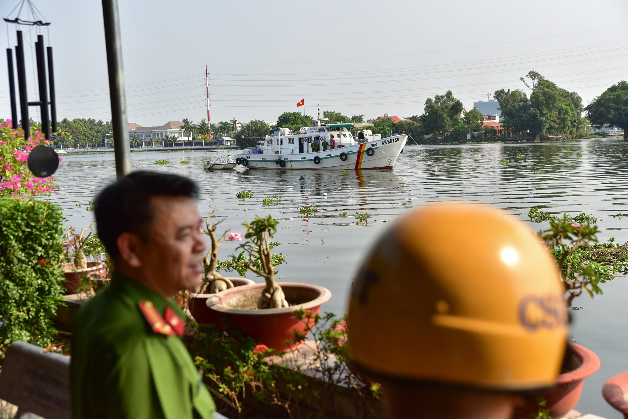 Sau vụ “hỗn chiến” khi thả cá phóng sinh ở TP.HCM, nhóm chích điện đã “mất tích” - 12