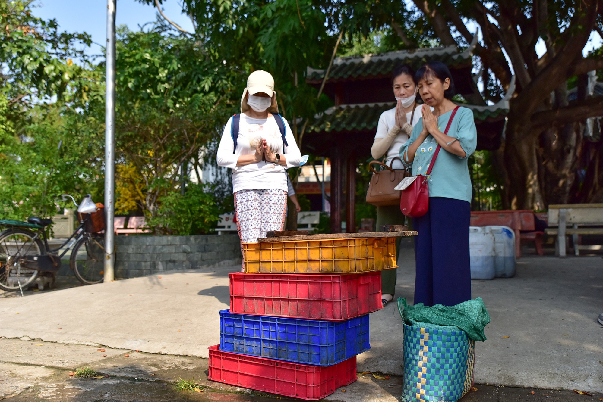 Người dân&nbsp;cầu khấn tại khuôn viên chùa trước khi phóng sinh cá.