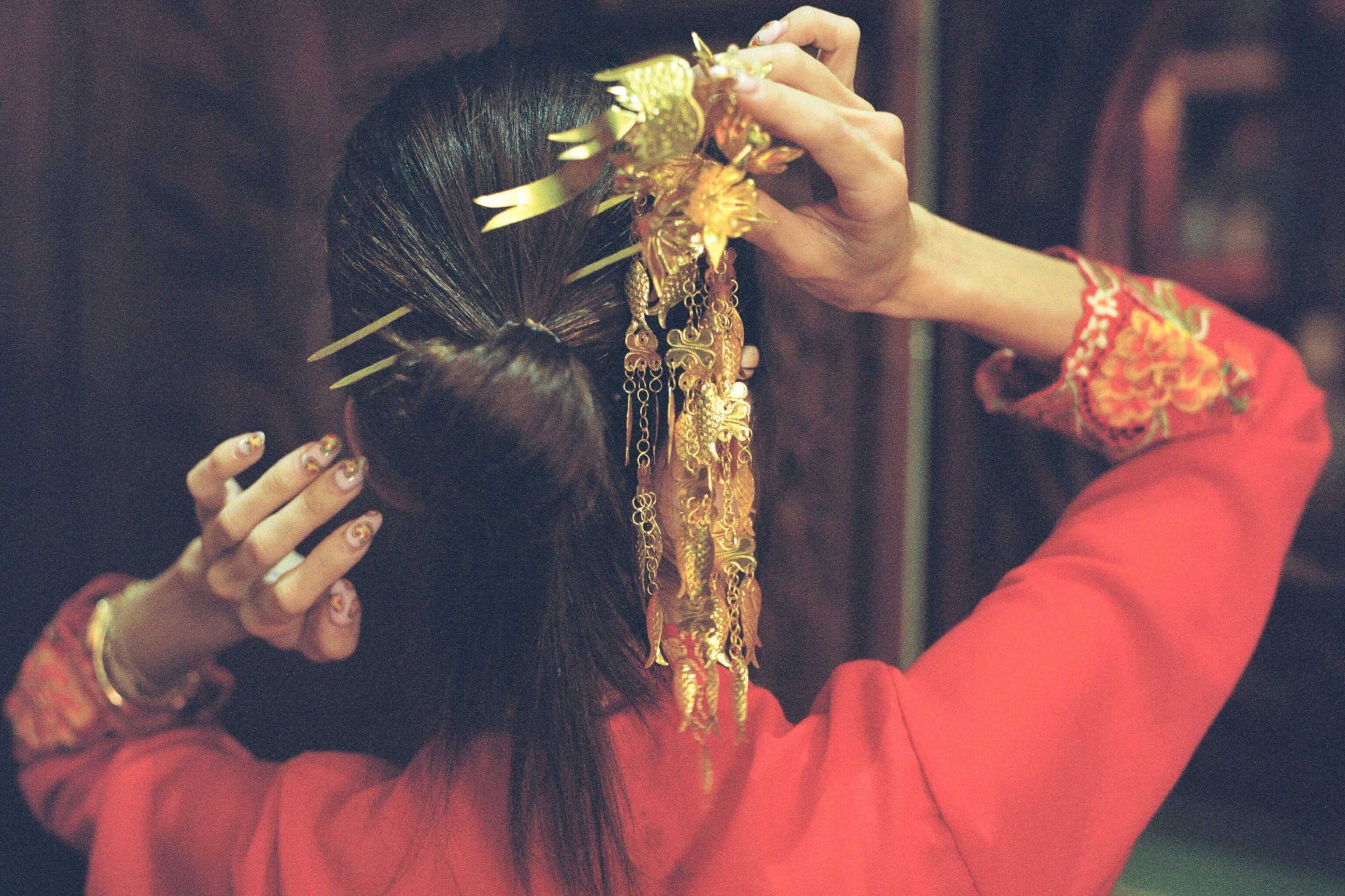 Một phụ nữ thử chiếc lược truyền thống của người Peranakan. Ảnh: National Geographic