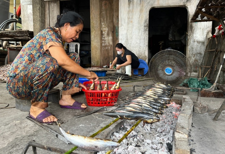 Những ngày cận Tết Nguyên đán, những cơ sở nướng cá ở bến Nghi Thủy (thị xã Cửa Lò, Nghệ An) lại tất bật vào vụ Tết. Có những cơ sở hàng nhiều, bếp than phải đỏ lửa cả ngày để nướng cá cho kịp giao khách.