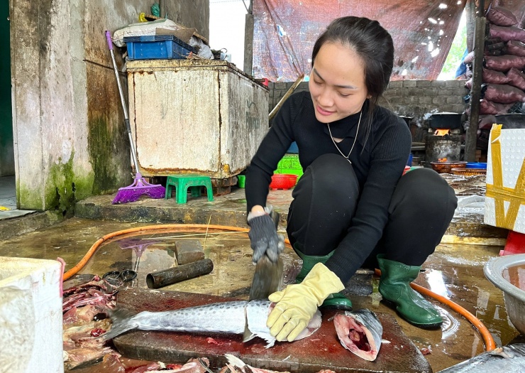 Để mua được cá tươi, người dân phải dậy từ 4h sáng rồi ra bến canh thuyền về. Nếu chậm chân, những thúng cá tươi sẽ bị mua hết. Trước khi nướng, cá sẽ được làm sạch. Với những con cá to sẽ được chia thành các khúc nhỏ để nướng.