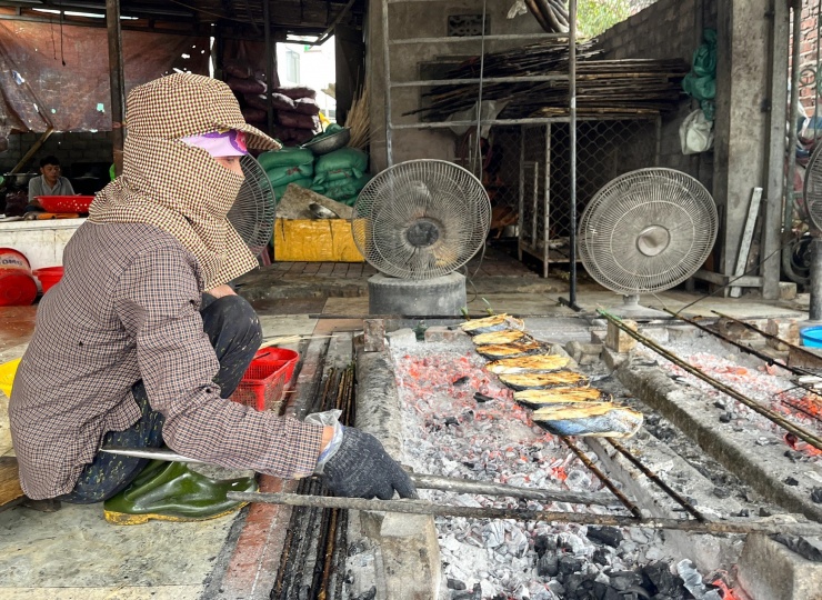 Cá sẽ được nướng bằng than củi. Người dân dùng những viên gạch xếp thành hàng dài làm bếp. 2 thanh sắt dài hơn 1,5m được người dân quấn thêm một lớp lá chuối rồi kê lên bếp để nướng cho cá đỡ dính.