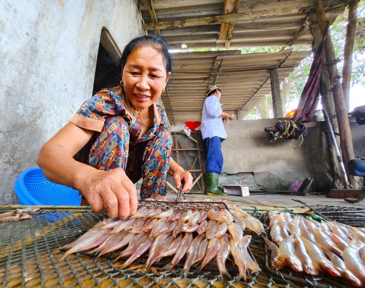 Những con cá nhỏ được xếp ngay ngắn trên khay để việc nướng dễ dàng hơn và cá chín nhanh hơn.