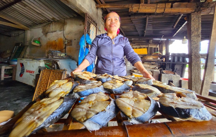 Đặc biệt, dịp Tết Nguyên đán cá thu nướng bán chạy nhất. Bởi khách thường đặt mua về để ăn Tết hoặc biếu người thân làm quà.