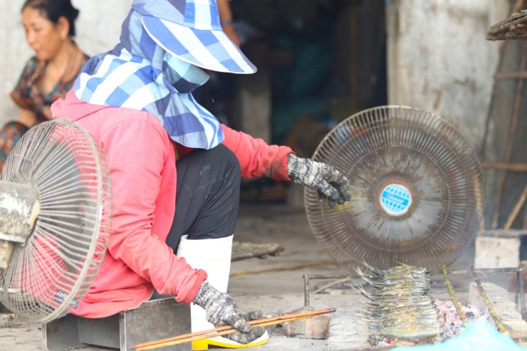 “Mùa đông ngồi bên bếp than vẫn phải dùng thêm 2 quạt thổi vừa đỡ khói vừa đỡ hơi nóng bỏng bốc vào người. Mùa đông còn đỡ, mùa hè ngồi nướng được mẻ cá mà mồ hôi ướt hết cả áo. Có hôm còn bỏng vì lửa”, chị Lê Thị Chung chia sẻ.