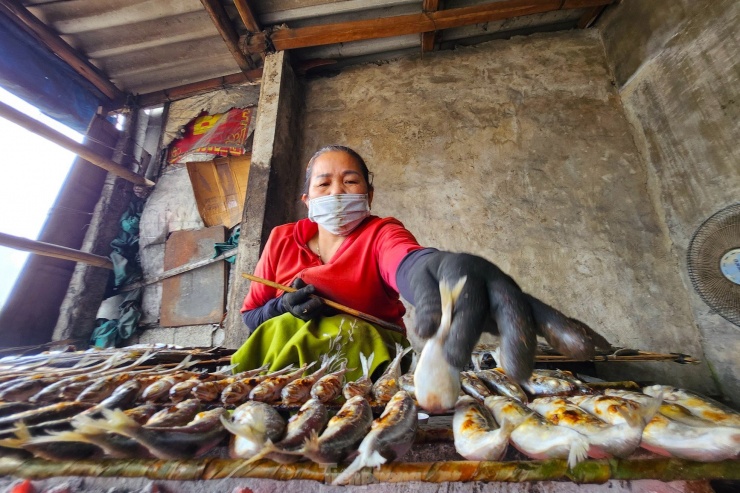 Bà Nguyễn Thị Nhi (65 tuổi, trú phường Nghi Thủy) cho hay, bà đã có gần 40 năm bám trụ với nghề nướng cá. Công việc tuy không vất vả nhưng tốn thời gian vì phải dậy sớm và làm mãi tận đêm mới xong việc.