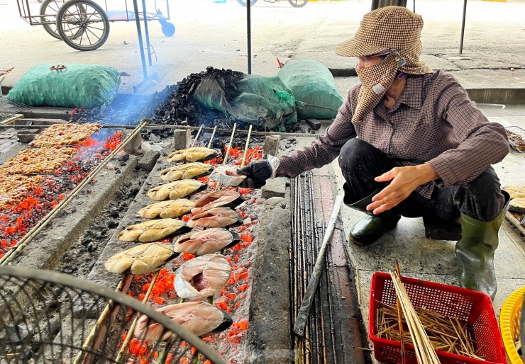 Bà Nguyễn Thị Thảo (63 tuổi) cho hay, cá thu thường được khách đặt mua làm quà biếu Tết nên thường sẽ được nướng kỹ và cẩn thận. Những miếng cá sẽ được nẹp thêm thanh tre mỏng để cá thẳng đẹp, không bị vỡ nát. "Đợt Tết này phải nướng liên tục, có khi phải đỏ lửa từ sáng đến tối để nướng cá cho kịp", bà Thảo nói và cho hay, những người làm thuê nướng cá như bà ngày Tết sẽ nhận được công cao hơn nhưng vất vả hơn nhiều.