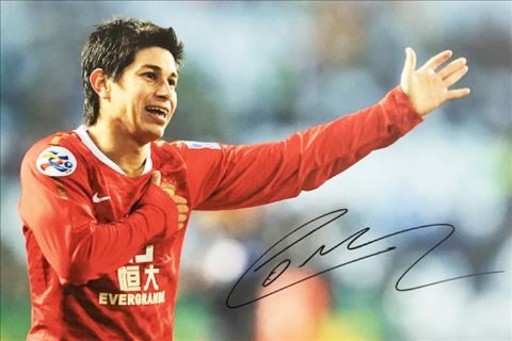 Dario Conca được Guangzhou Evergrande đưa lên trở thành cầu thủ hưởng lương cao thứ ba thế giới vào năm 2011