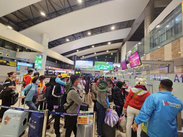 Nhiều người ở TP HCM cho biết vừa mua được vé máy bay về quê vào giờ chót với giá không quá cao.Ảnh: LAM GIANG