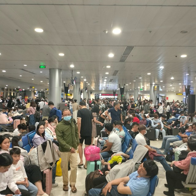 Hành khách chờ bay tại sân bay Tân Sơn Nhất trong ngày 3-2