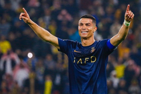 Ronaldo 1,58 tỷ USD vượt Messi kiếm tiền số 1 bóng đá, đứng hạng mấy lịch sử?