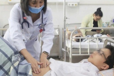 Bé 13 tuổi viêm loét dạ dày, xuất huyết tiêu hóa vì thói quen khó bỏ của nhiều người Việt
