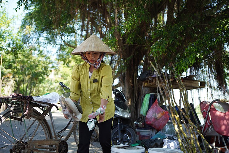 Những lúc rảnh hay cuối tuần chị vẫn tranh thủ đi nhặt ve chai