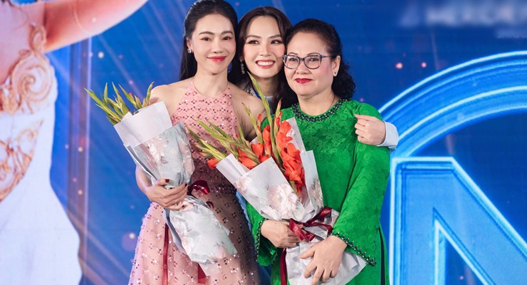 Huỳnh Nguyễn Mai Phương cùng mẹ và Thạc sĩ Phạm Kim Dung - đại diện đơn vị nắm giữ bản quyền cuộc thi Miss World tại Việt Nam.