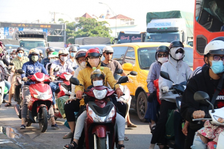 Các phương tiện "chôn chân" tại vòng xoay An Lạc. Ảnh: NHƯ NGỌC