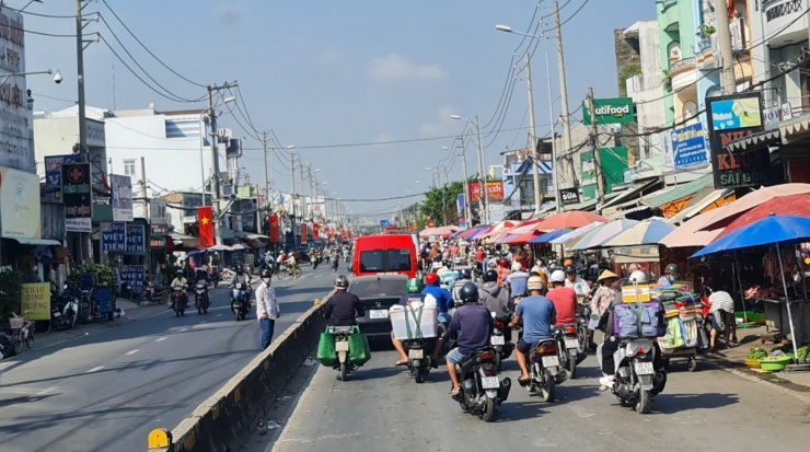 Lực lượng chức năng đã có mặt để điều tiết giao thông. Ảnh: NGUYỄN CHÂU