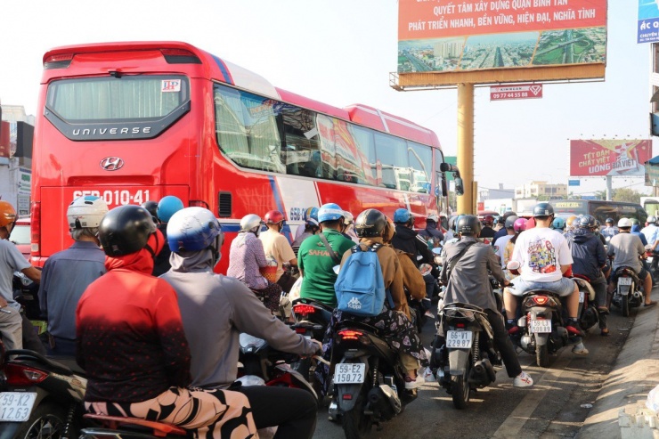 Các phương tiện lưu thông di chuyển chậm trên quốc lộ 1. Ảnh: NHƯ NGỌC