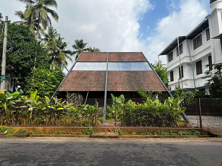 Căn nhà đặc biệt này là tổ ấm của một gia đình 4 người ở Kannur, một quận phía bắc Kerala, Ấn Độ.
