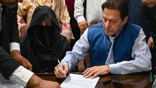 Cựu Thủ tướng Pakistan Imran Khan và bà Bushra Bibi (Ảnh: France24).