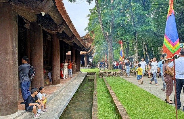 Du khách tham quan dịp lễ hội Lam Kinh 2023. Ảnh: Tuấn Minh