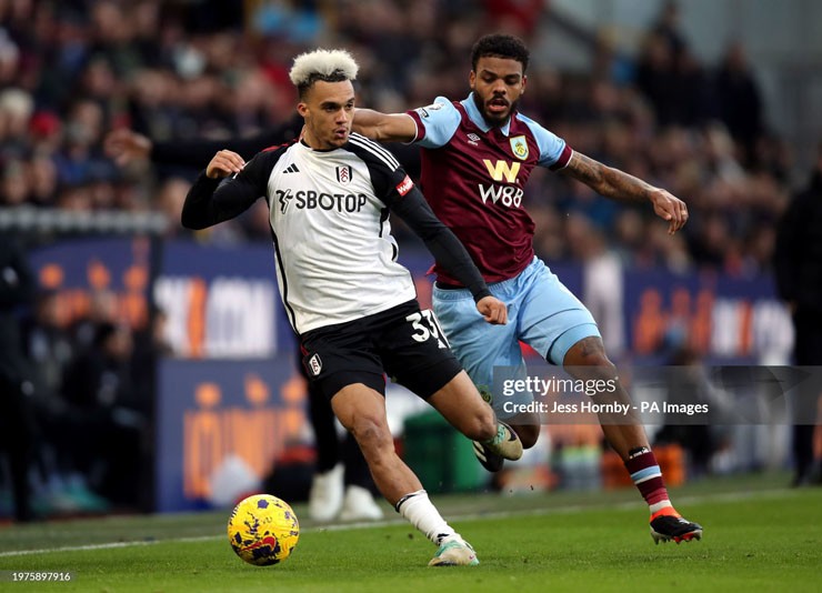 Fulham (áo trắng) đánh rơi lợi thế trước Burnley