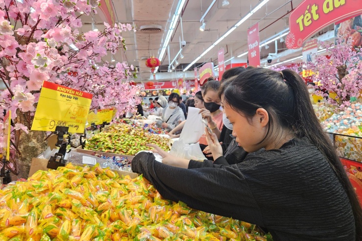 Tại siêu thị GO (phường Quang Trung, TP Vinh, Nghệ An) các gian hàng chật kín khách hàng. Quầy bánh kẹo, hoa quả, rượu,… đông khách nhất.