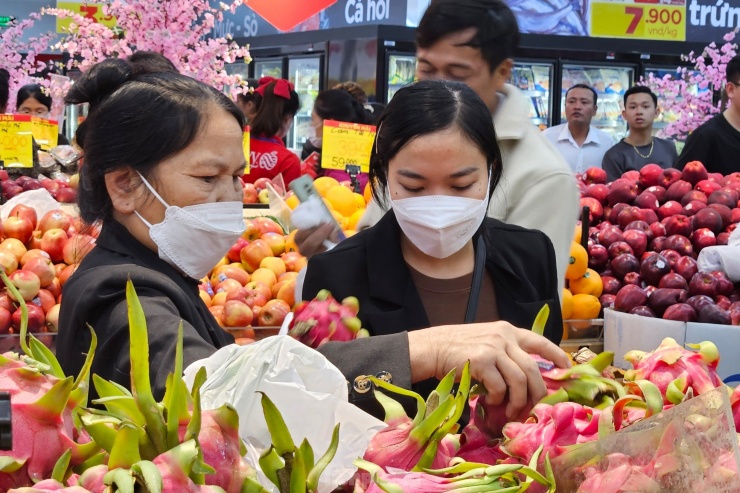 Người dân chọn hoa quả thắp hương ngày Tết.