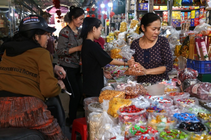 Cảnh trái ngược giữa siêu thị và chợ truyền thống ngày giáp Tết - 15