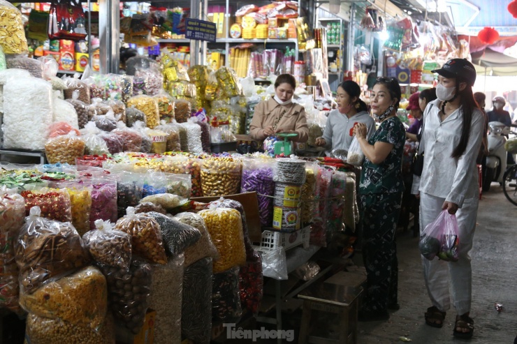 Khu vực bán bánh kẹo Tết cũng khá thưa thớt khách mua.