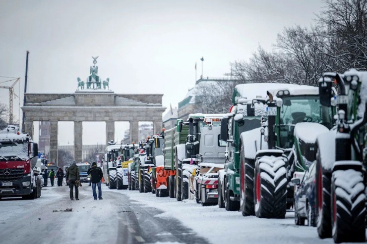 Nông dân lái máy kéo biểu tình tại Cổng Brandenburg ở Berlin (Đức). Ảnh: AFP