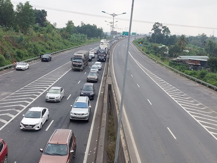 Dòng xe nối nhau kéo dài khoảng 3 km trên tuyến cao tốc. Trong khi chiều Nam – Bắc ùn tắc thì chiều Bắc – Nam khá thông thoáng