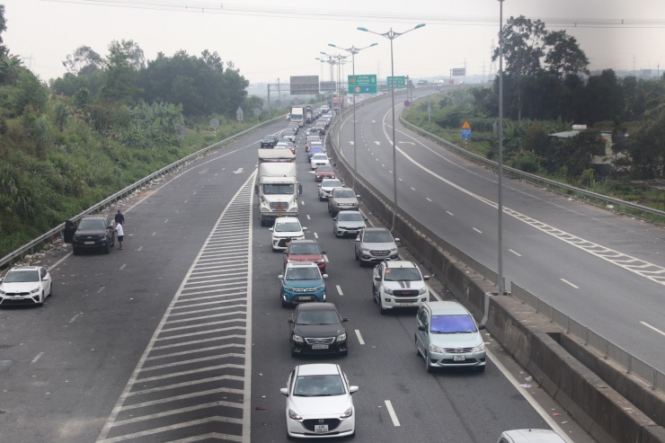 Nhiều tài xế do chờ quá lâu vẫn không ra được đường cao tốc, buộc phải cho xe vào điểm dừng nghỉ ngơi