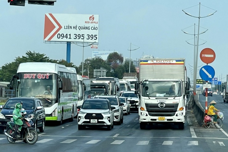 Ô tô nối đuôi dừng chờ đèn tín hiệu tại khu vực đường dẫn cao tốc TPHCM - Trung Lương, đoạn qua huyện Bình Chánh (TPHCM).